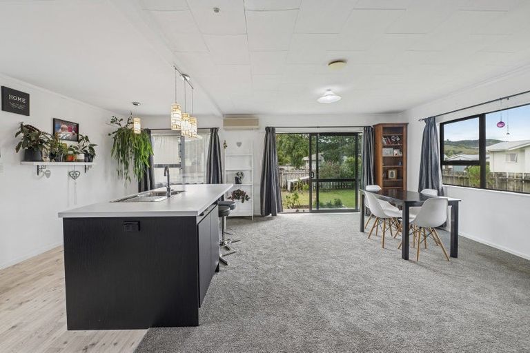 Photo of property in 43 Matthew Place, Kawaha Point, Rotorua, 3010