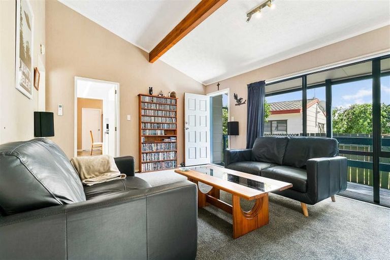 Photo of property in 77 Meadowvale Rise, Titirangi, Auckland, 0604