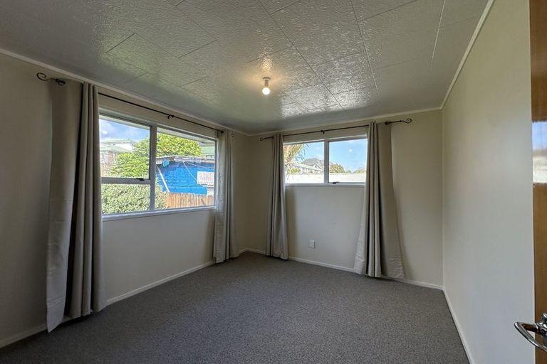 Photo of property in 76 Rosewarne Crescent, Glendene, Auckland, 0602