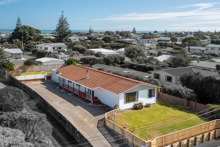 Photo of property in 11 Atua Street, Waikanae Beach, Waikanae, 5036
