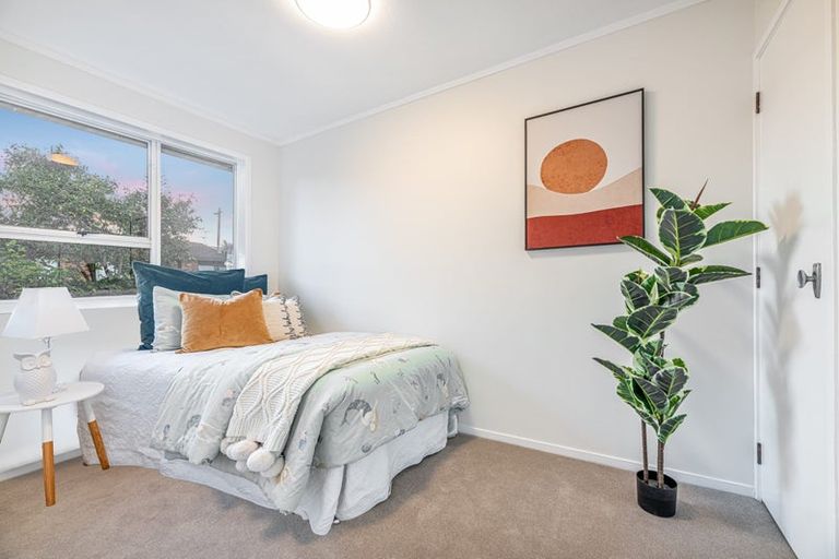 Photo of property in 2/17 Roberts Road, Te Atatu South, Auckland, 0610