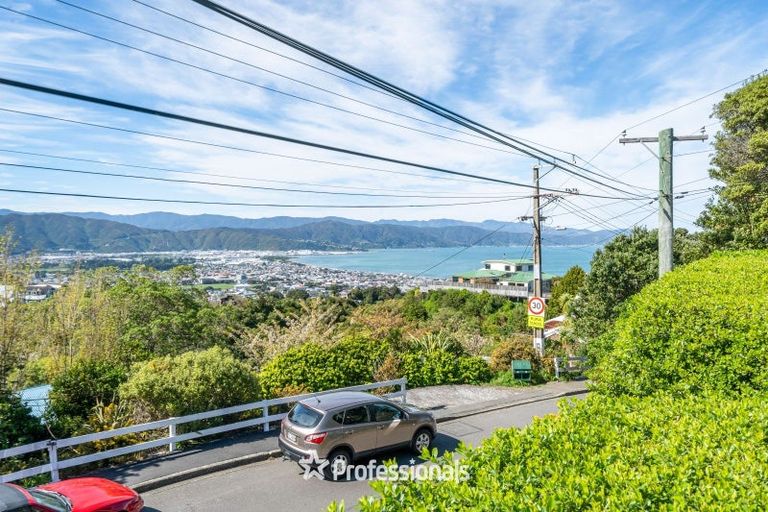 Photo of property in 17 Maungaraki Road, Korokoro, Lower Hutt, 5012