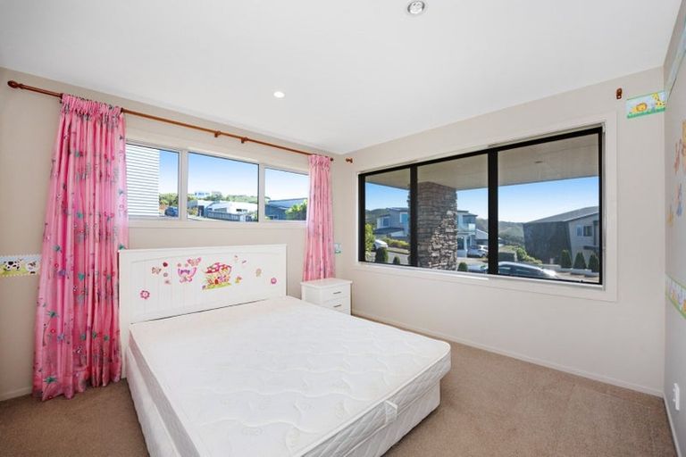 Photo of property in 52 Tamworth Crescent, Newlands, Wellington, 6037