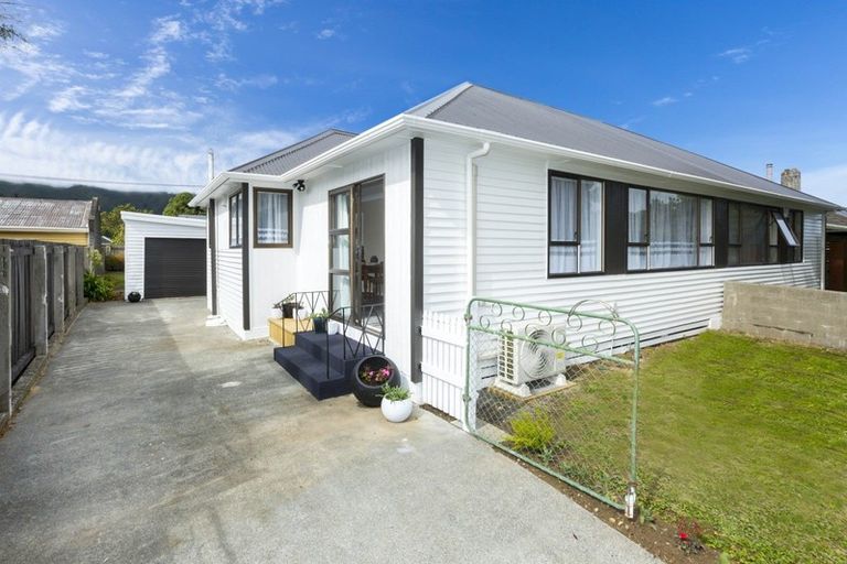 Photo of property in 380 Cambridge Terrace, Naenae, Lower Hutt, 5011