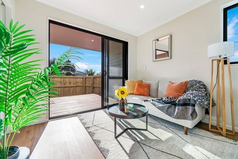 Photo of property in 2/3 Royal View Road, Te Atatu South, Auckland, 0610
