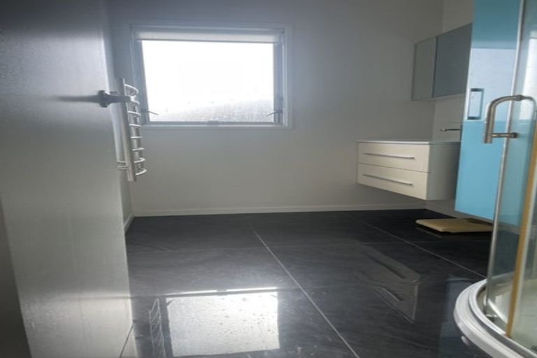 Photo of property in 2/33 Halberg Street, Glenfield, Auckland, 0629