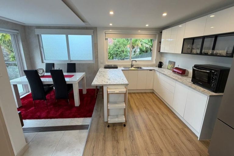 Photo of property in 20 Pohutukawa Avenue, Red Beach, 0932