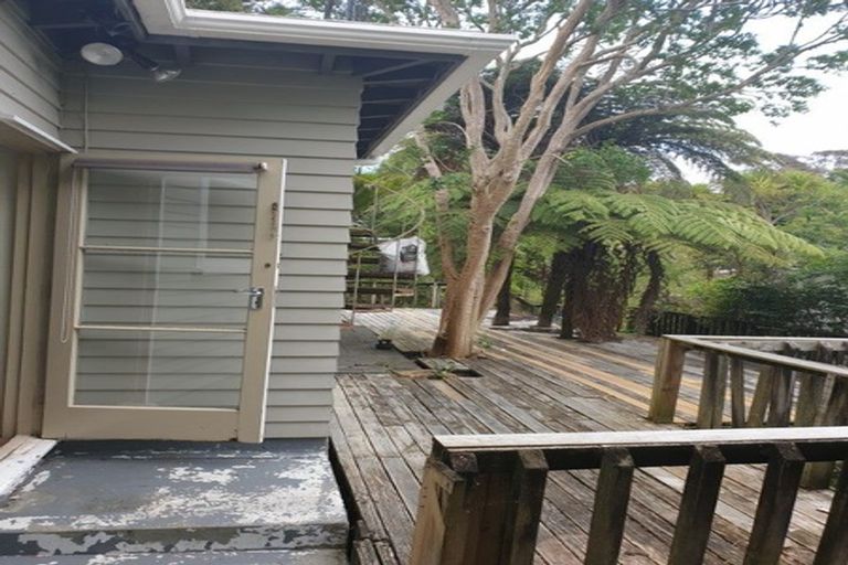 Photo of property in 16 De Val Drive, Titirangi, Auckland, 0604