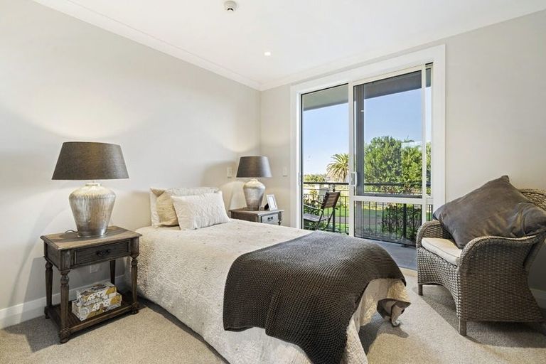 Photo of property in 4/30 Ambassador Glade, Orewa, 0931