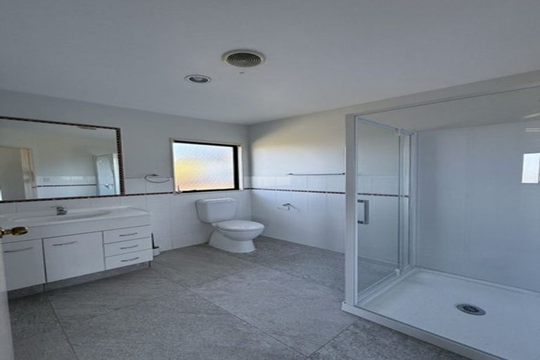 Photo of property in 11 Trotting Terrace, Fairview Heights, Auckland, 0632