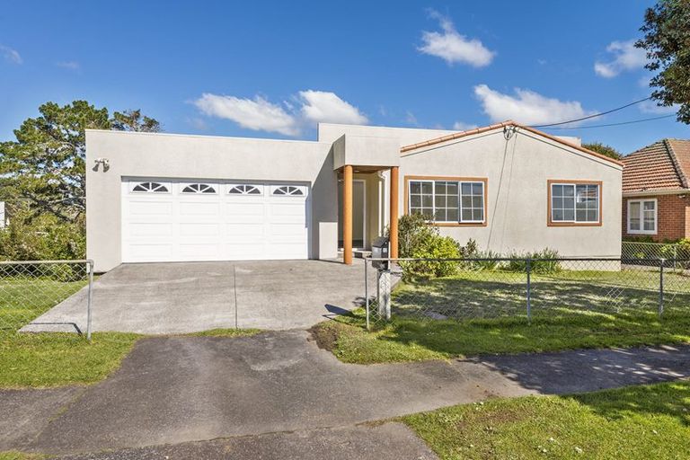 Photo of property in 12 Reid Road, New Lynn, Auckland, 0600