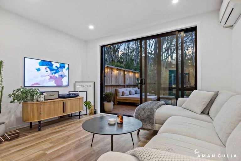 Photo of property in 33 Tokai Place, Glen Eden, 0602