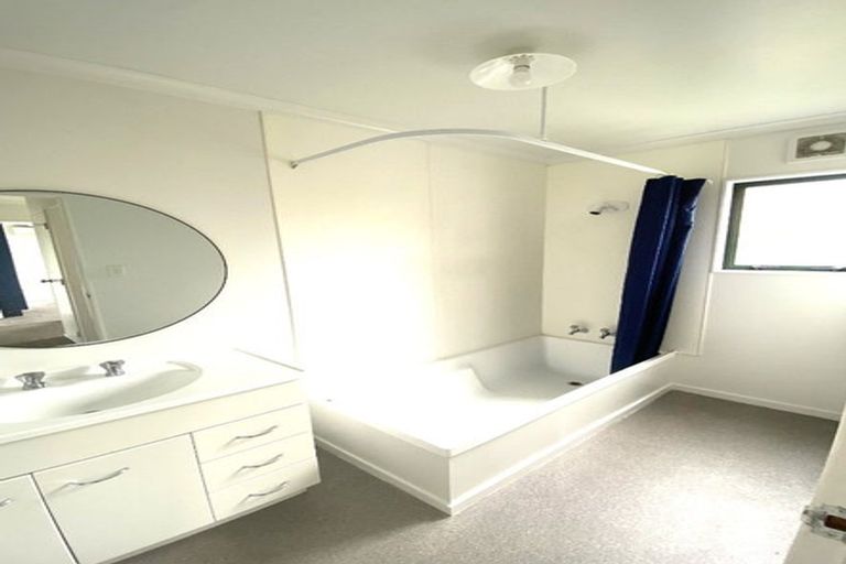 Photo of property in 32a Horokiwi Road West, Newlands, Wellington, 6037