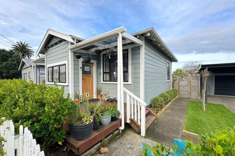 Photo of property in 13 Waverley Street, Waipawa, 4210