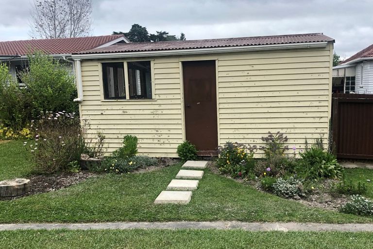 Photo of property in 28 Newington Road, Henderson, Auckland, 0612