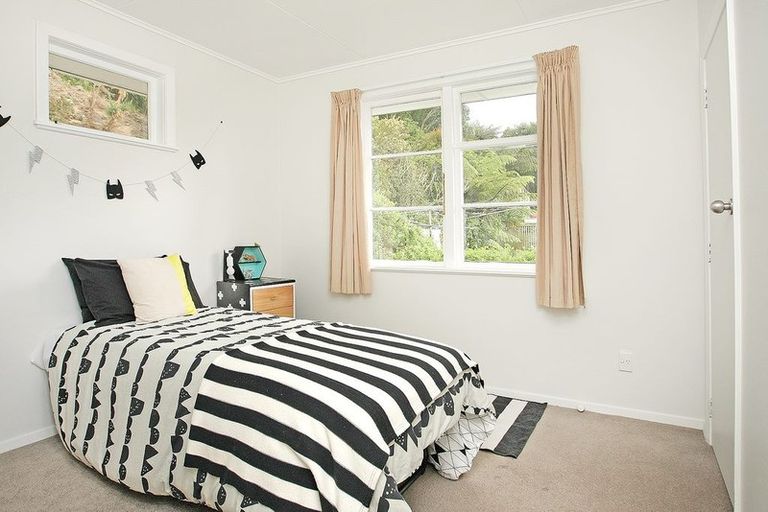 Photo of property in 104 Ruskin Road, Newlands, Wellington, 6037