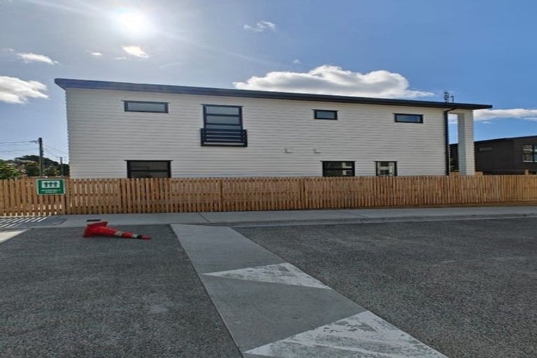 Photo of property in 4 Rauemi Way, Te Atatu South, Auckland, 0610