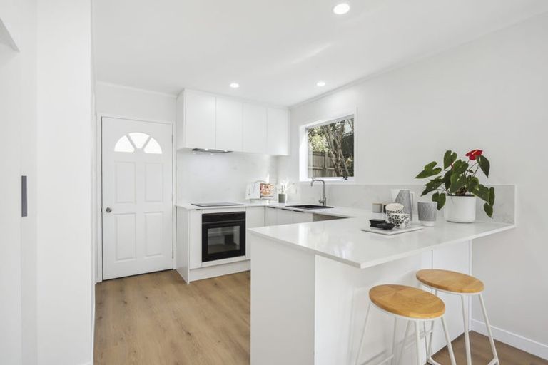 Photo of property in 9a/2 De Val Drive, Titirangi, Auckland, 0604