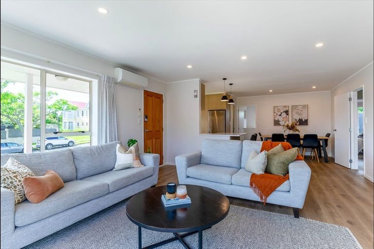 Photo of property in 1a Compass Place, Te Atatu Peninsula, Auckland, 0610