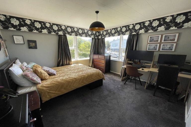 Photo of property in 6 Alder Place, Newlands, Wellington, 6037