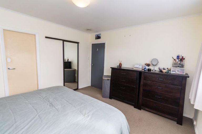 Photo of property in 9 Pinkerton Grove, Newlands, Wellington, 6037