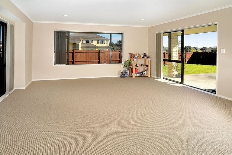Photo of property in 2 Ridgefield Lane, East Tamaki Heights, Auckland, 2016