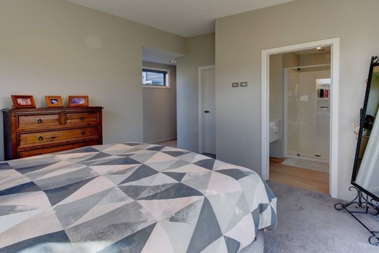 Photo of property in 2 Kahu Close, Wanaka, 9305