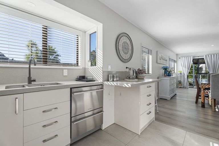 Photo of property in 27 Pohutukawa Avenue, Shelly Park, Auckland, 2014