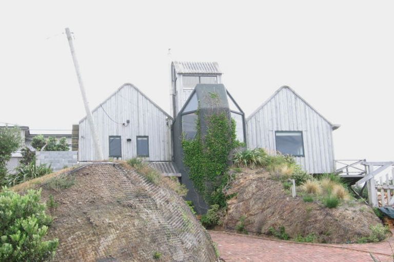 Photo of property in 2 Oku Street, Island Bay, Wellington, 6023