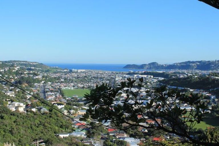 Photo of property in 174 Nevay Road, Karaka Bays, Wellington, 6022