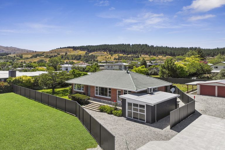 Photo of property in 102 Sunderland Street, Clyde, 9330