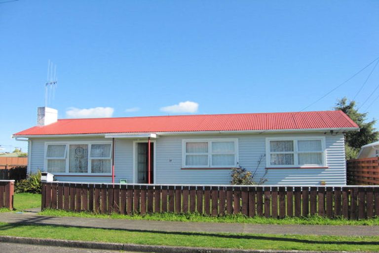 Photo of property in 17 Freyberg Street, Levin, 5510