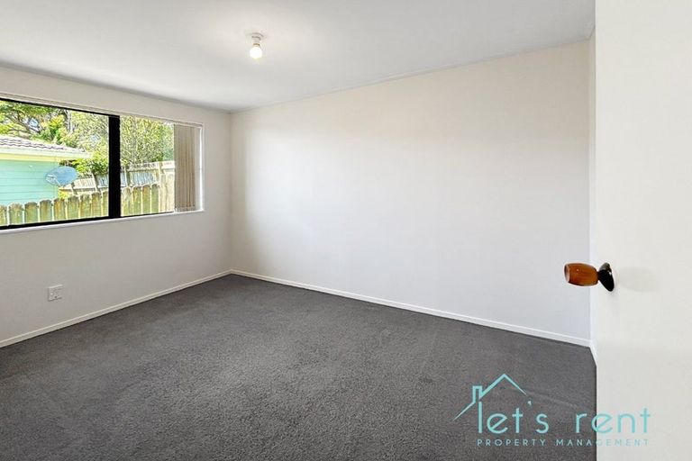 Photo of property in 18 Halloran Place, Massey, Auckland, 0614