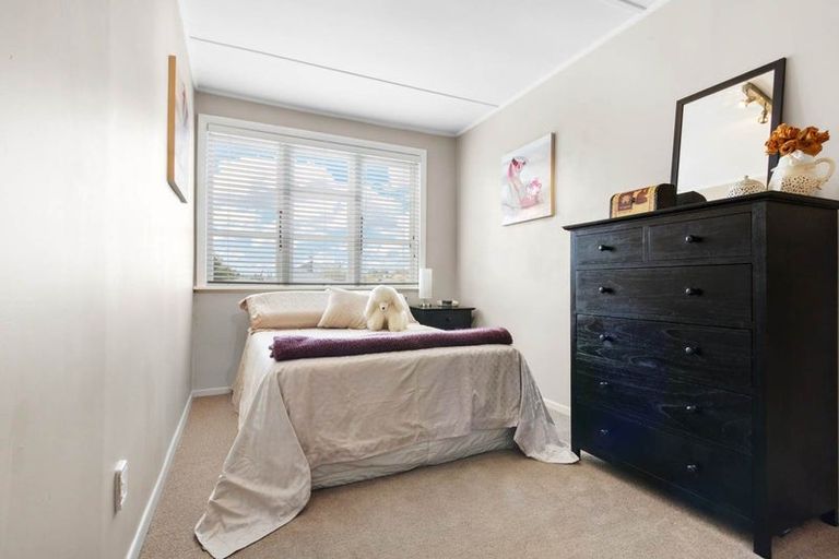 Photo of property in 43 Hutchinson Avenue, New Lynn, Auckland, 0600
