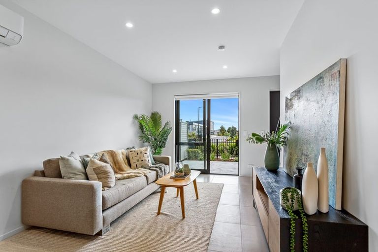 Photo of property in 12 Port Way, Rosehill, 2113