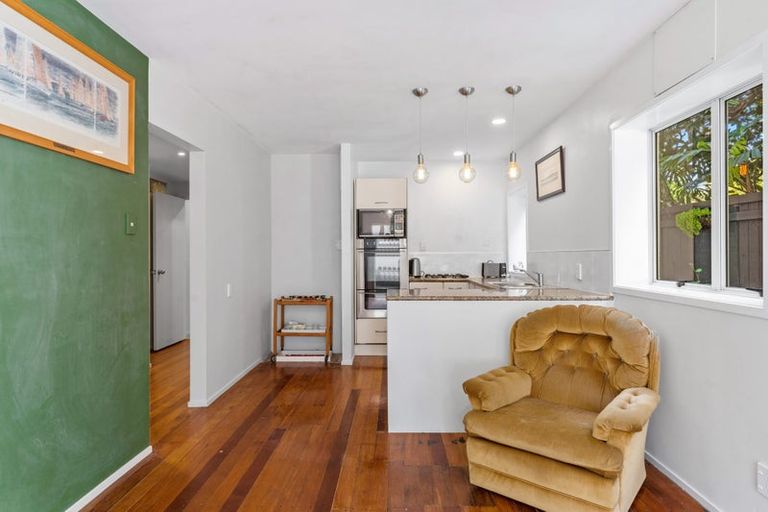 Photo of property in 22 Tiri Road, Milford, Auckland, 0620