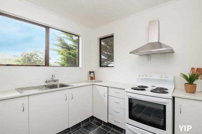 Photo of property in 27a Fernhaven Grove, Newlands, Wellington, 6037