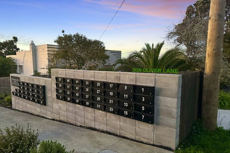 Photo of property in 17 Don Oliver Lane, Glen Eden, 0602