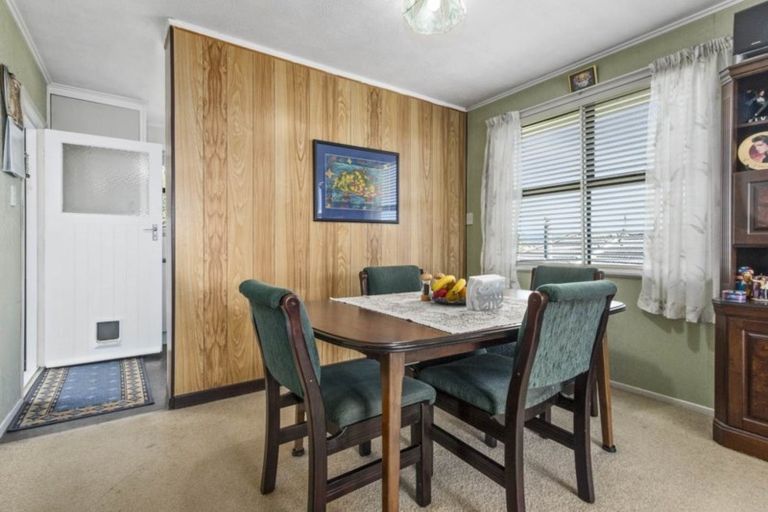 Photo of property in 24 School Road, Te Atatu South, Auckland, 0610