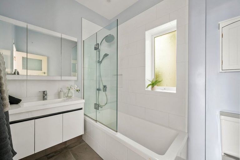 Photo of property in 162 Sutherland Road, Lyall Bay, Wellington, 6022