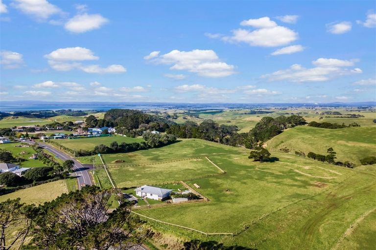 Photo of property in 2586 Awhitu Road, Awhitu, 2684