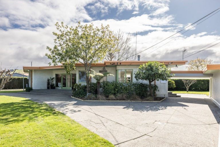 Photo of property in 16 Howard Road, Taradale, Napier, 4112