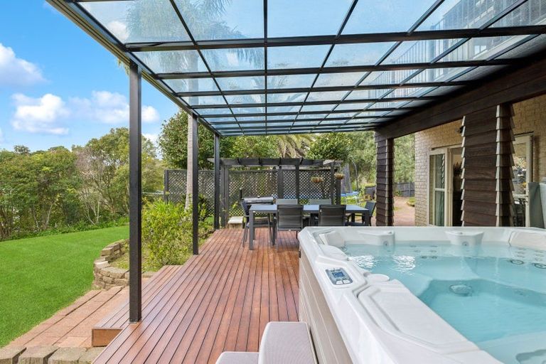 Photo of property in 16 Almond Grove, Greenhithe, Auckland, 0632