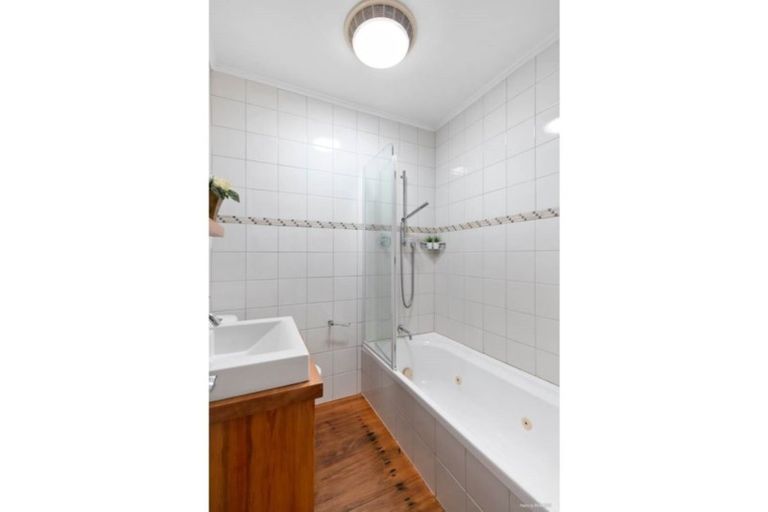 Photo of property in 43 Tirimoana Road, Te Atatu South, Auckland, 0602