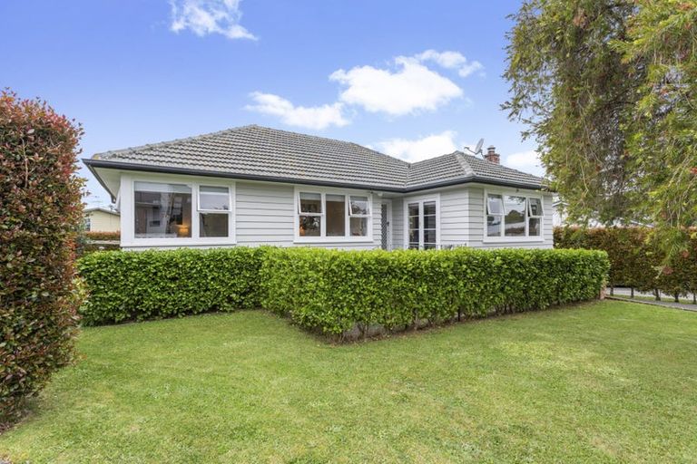 Photo of property in 4 Maunder Place, New Lynn, Auckland, 0600