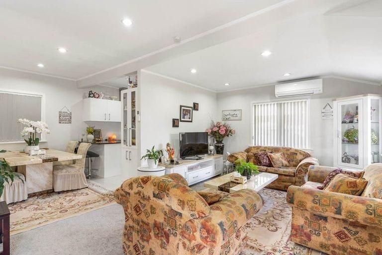 Photo of property in 2/13 Templeton Place, Clendon Park, Auckland, 2103