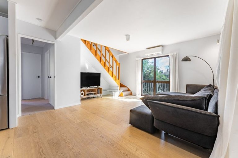 Photo of property in 2/15 Sunward Rise, Glenfield, Auckland, 0629