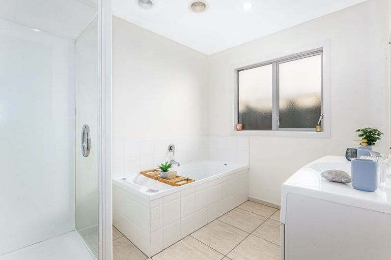 Photo of property in 5 Tongariro Drive, Aotea, Porirua, 5024