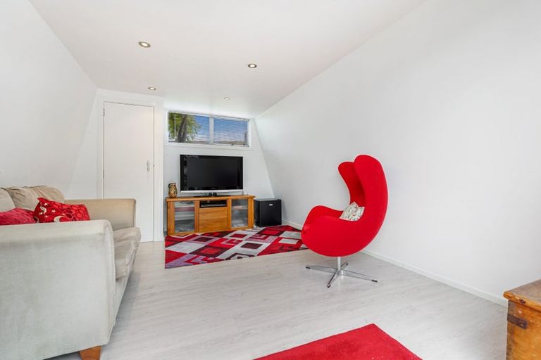 Photo of property in 18 Taioma Crescent, Te Atatu Peninsula, Auckland, 0610