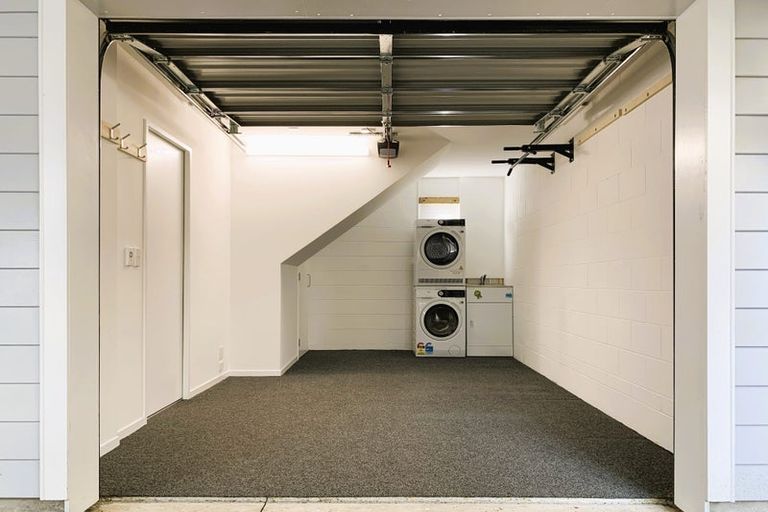 Photo of property in Victoria Villas, 45/35u Pirie Street, Mount Victoria, Wellington, 6011
